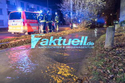 Großer Wasserrohrbruch in Stuttgart-Rot: Fleiner Strasse unter Wasser