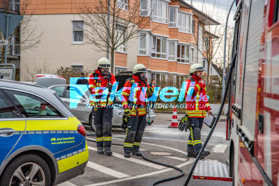 Leinfelden Stetten: Pkw brennt im Motorraum