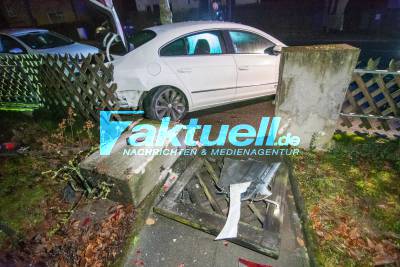 Spektakulärer Unfall in der Esslinger Hirschlandstraße: Nachts vrmtl. betrunken und viel zu schnell Autos gerammt, überschlagen und gegen Baum geprallt