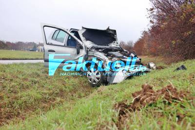 Renault Clio überschlägt sich bei Unfall im Abfahrtsbereich der B29 bei Weinstadt - Fahrer verletzt