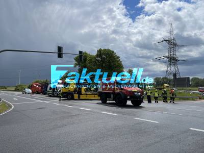 LKW Fahrer Mißachtet Rotlicht und rammt Taxi Kleintransporter - Schwerer Lkw Unfall bei Nauen - Rettungshubschrauber im Einsatz - Bundesstraße 5 voll gesperrt - Transporter liegt auf der Seite