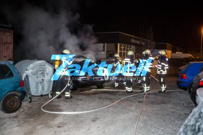 Hat es ein Feuerteufel auf das Autohaus abgesehen? Auto brennt auf Hof eines Autohändlers - Gleicher Ort an dem Großbrand vor wenigen Wochen war