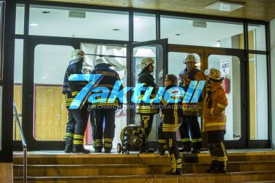 Dehnfugenbrand in der Gemeindehalle Bittenfeld: Feuerwehr versucht kniffligen Brand zu löschen - Halle evakuiert