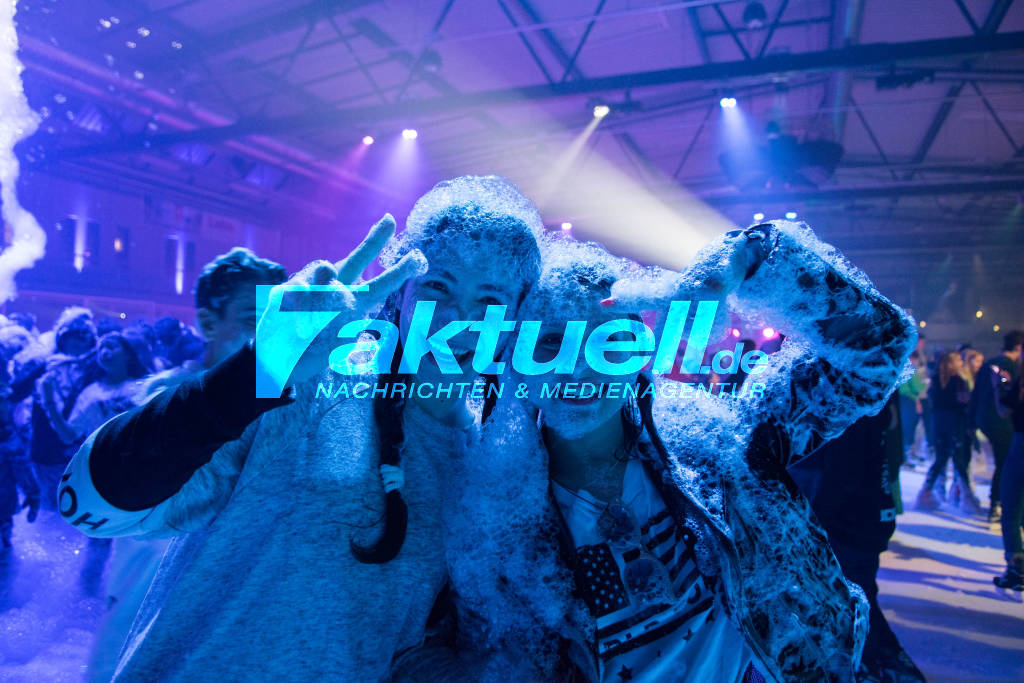 Saisonende Auf Der Waldau Schaumparty Bei Eisdisco In Der Eiswelt