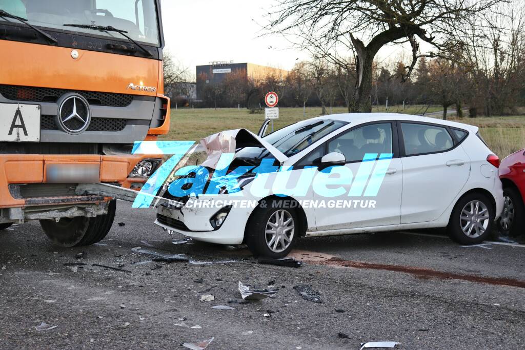 Frontalcrash Beim Abbiegen - PKW Will Vor LKW Abbiegen Und Kollidiert ...