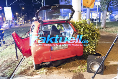 [BILDUPDATE] Schwerer Unfall zwischen Stadtbahn und PKW in Bad Cannstatt - Fahrer & Beifahrer eingeklemmt, Feuerwehr schneidet Personen aus Fahrzeug