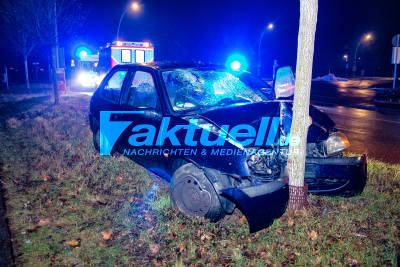 Fellbach: PKW ohne Kennzeichen fliegt aus Kurve in Baum - Ein schwer Verletzter und ein leicht Verletzter