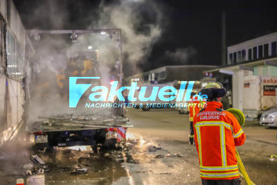 Gasheizstrahler verursacht Brand: LKW in Vollbrand greift auf Großmarkt Karlsruhe über - Feuerwehr kämpft bei Minusgraden gegen Flammen