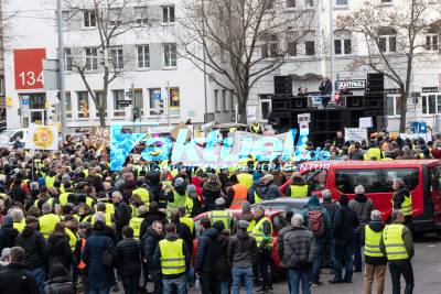 Demos gegen Dieselfahrverbot in Stuttgart. Parteien demonstrieren auf dem Stuttgarter Schloßplatz, Bürger am Neckartor bei der Luftmessstation, mehrere hunderte Teilnehmer an beiden Demos