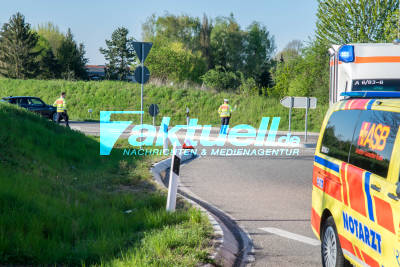 Motorradunfall im Kreisverkehr: Verkehrsunfall mit zwei Verletzten