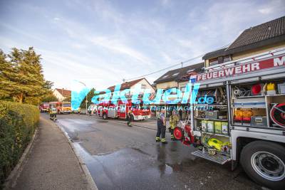 Bewohner bewirft Passanten und Einsatzkräfte mit Kieselsteinen von Vordach - Polizei überwältigt Person bevor Feuerwehr löschen kann