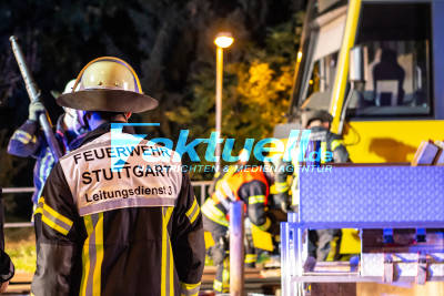 Stadtbahn entgleist in Stuttgart-Bad Cannstatt - aufwändiger technischer Hilfeleistungseinsatz der Feuerwehr Stuttgart