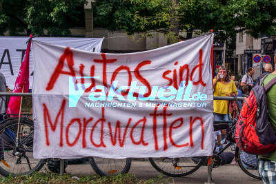 Stuttgart Mitte: Klimaaktivisten blockieren B14