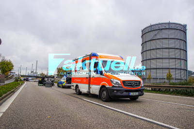 Stuttgart Ost: PKW von LKW abgedrängt und überschlagen - Drei Schwerverletzte und Stau auf B14