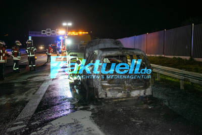 PKW brennt auf Autobahn vollständig aus: Fahrzeug brennt auf der A81 bei Gerlingen