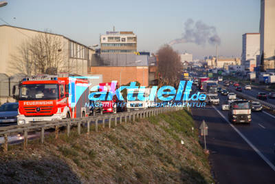 Brennende LKW-Reifen sorgen für Feuerwehreinsatz und Stau in Stuttgart