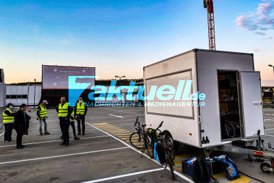 Neues Autokino auf Parkdeck von Parkhaus in Esslingen im Aufbau mit Testlauf - Ansturm: 850 Autokinobesucher verursachten Stau bis zur B27 