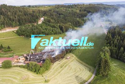 Großbrand vernichtet Sägewerk: Feuerwehr kämpft gegen Meterhohe Flammen - Spektakuläre Drohnenaufnahmen