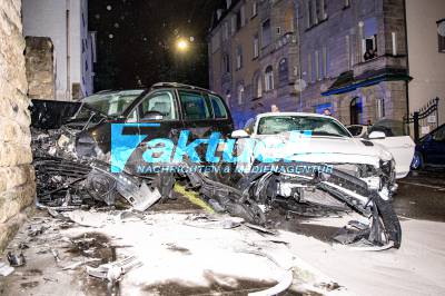 Betrunkener rast mit vermutlich getunten Mustang durch Stuttgarter Innenstadt, verliert Kontrolle, kracht gegen Hauswand und zerstört mehrere geparkte Autos