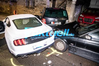 Betrunkener rast mit vermutlich getunten Mustang durch Stuttgarter Innenstadt, verliert Kontrolle, kracht gegen Hauswand und zerstört mehrere geparkte Autos