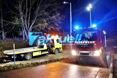 Unfall bei Alfdorf: Postauto kommt von der Straße ab und überschlägt sich - Feuerwehr im Einsatz