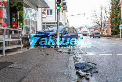 PKW kracht beinahe in Schaufenster. Tische und Ampel stoppen das Fahrzeug