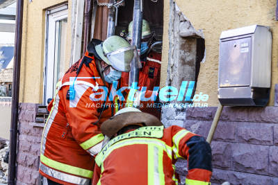 Auto kracht in Wohnhaus - THW-Fachberater wird nachgefordert - Keine einsturzgefahr - THW gibt Entwarnung - Hoher Sachschaden