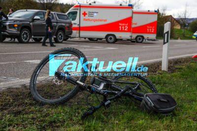 Motorrad überholt PKW auf B466 und kracht in Fahrradfahrer. Beide Fahrer schwer verletzt -Helikopter im Einsatz