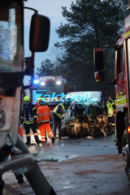 Zwei Todesopfer bei Horrorcrash mit Handwerker-Bus - prallt mit hohem Tempo in Sattelzug