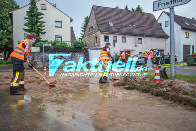 Schlammlawine überdeckt Straßenzüge - Feuerwehr bei Reinigungsarbeiten