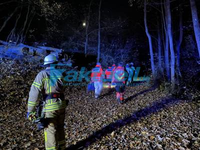 SUV in den Wald gestürzt - schwierige Rettungsaktion für die Feuerwehr Esslingen in feuchter Hanglage - Löschfahrzeug stecken geblieben