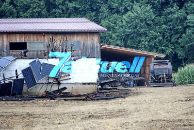 Traktor mit Heuballenpresse löst durch Technischen Defekt fatalen Großbrand aus - Maschinenhalle und Mastviehstall gehen in Flammen auf - 350 Tiere können gerettet werden wovon jedoch 50 Schweine verendeten - 300 Einsatzkräfte aus Bayern und Österreich im Einsatz 