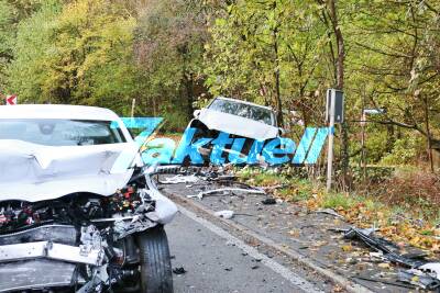 Rücksichtslos überholt - 19 jähriger kracht mit SUV kracht in entgegenkommendes E-Fahrzeug - Schwerer Unfall bei Schorndorf