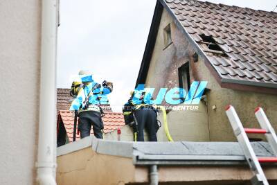 Küchenbrand greift auf gesamtes Wohnhaus über - Gebäudeubrand in Vaihingen an der Enz - Feuerwehr mit Großaufgebot im Einsatz