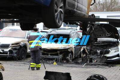 Brandanschlag auf Škoda-Autohaus - 13 Fahrzeuge abgebrannt - Autos stehen in Vollbrand - meterhohe Flammen