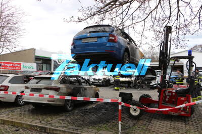 Brandanschlag auf Škoda-Autohaus - 13 Fahrzeuge abgebrannt - Autos stehen in Vollbrand - meterhohe Flammen