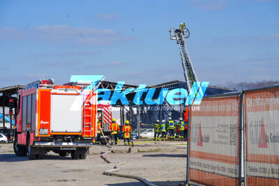 Feuerwehr rettet eine Person aus brennenden Wohnwagen - Großeinsatz beim Brand einer Lagerhalle