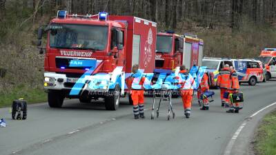 Horrorcrash: Sattelschlepper drückt PKW gegen Holzstapel - Fahrer verstorben, Beifahrer in Lebensgefahr - Rettungshubschrauber und Notfallseelsorge im Einsatz