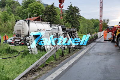 Tanklaster stürzt von Autobahn - 250.000 € Schaden schwierige Bergung mit Kran - Durch Regenfälle durchnässtes Fahrbahnbankett hat nachgegeben