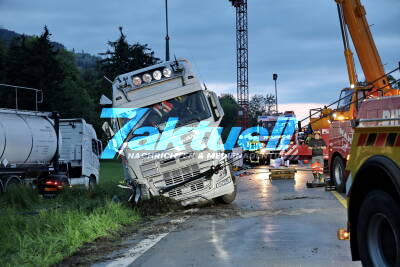 Tanklaster stürzt von Autobahn - 250.000 € Schaden schwierige Bergung mit Kran - Durch Regenfälle durchnässtes Fahrbahnbankett hat nachgegeben