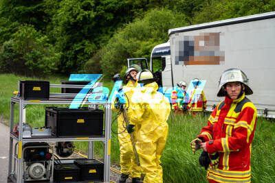 LKW kracht in Pannenfahrzeug und fährt auf Wiese neben der Autobahn - der Pannen-BMW-Fahrer wird durch den Aufprall schwer verletzt