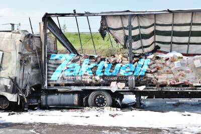 LKW kracht in Pannen-Laster - Schwerer Unfall auf der A8 - Tonnenweise Zeitschriften verteilen sich auf der Autobahn - 1 Fahrzeug brennt komplett aus