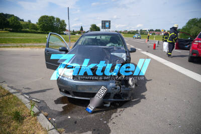 Kreuzungscrash: Schwerer Verkehrsunfall zwischen 2 PKW fordert Vollsperrung und zwei Verletzte