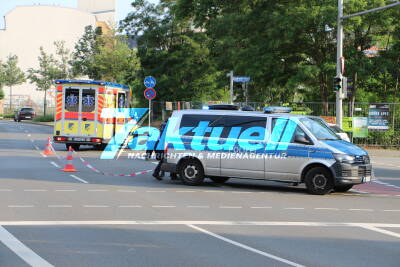 Streifenwagen verunfallt auf Einsatzfahrt - Drei Autos krachen in Leipzig zusammen