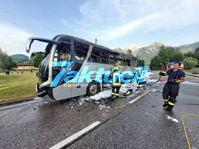 Reisebus in Flammen und ausgebrannt - Taiwanesen stehen am 1. Reisetag ohne Gepäck da - Flammen on tape - Gepäck fällt den Flammen zum Opfer