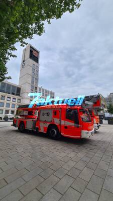 Fahrzeuge der Berufsfeuerwehr Stuttgart stehen am Marktplatz - im Hintergrund das Stuttgarter Rathaus