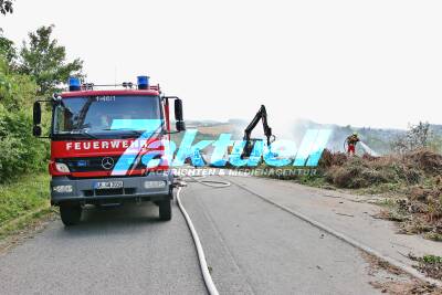 Wetter: Grüngut auf Häckselplatz entzündet sich bei heißen Temperaturen - Mehrere Feuerwehren bei Oberstenfeld im Großeinsatz