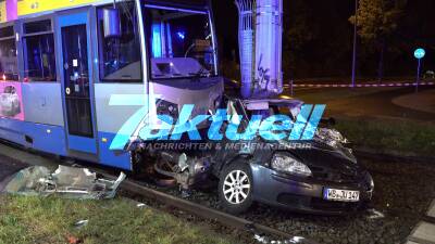 Auto zwischen Straßenbahn und Betonmast eingequetscht - Schwerer Verkehrsunfall im Leipziger Nordosten