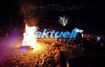 Traditionelles Höhenfeuer bei Schorndorf-Buhlbronn - Hunderte Besucher