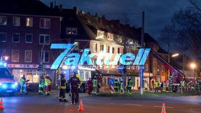 Feuer in Einfamilienhaus - 17 Personen zum teil Schwerverletzt - durch Feuerwehr gerettet